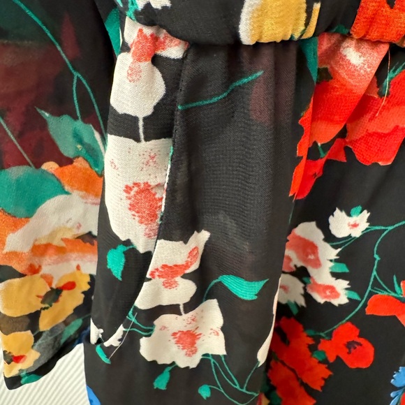 Women’s romper. Floral. Size Medium - Picture 6 of 14